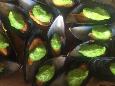 Muscheln mit Grüner Sauce auf dem Backblech